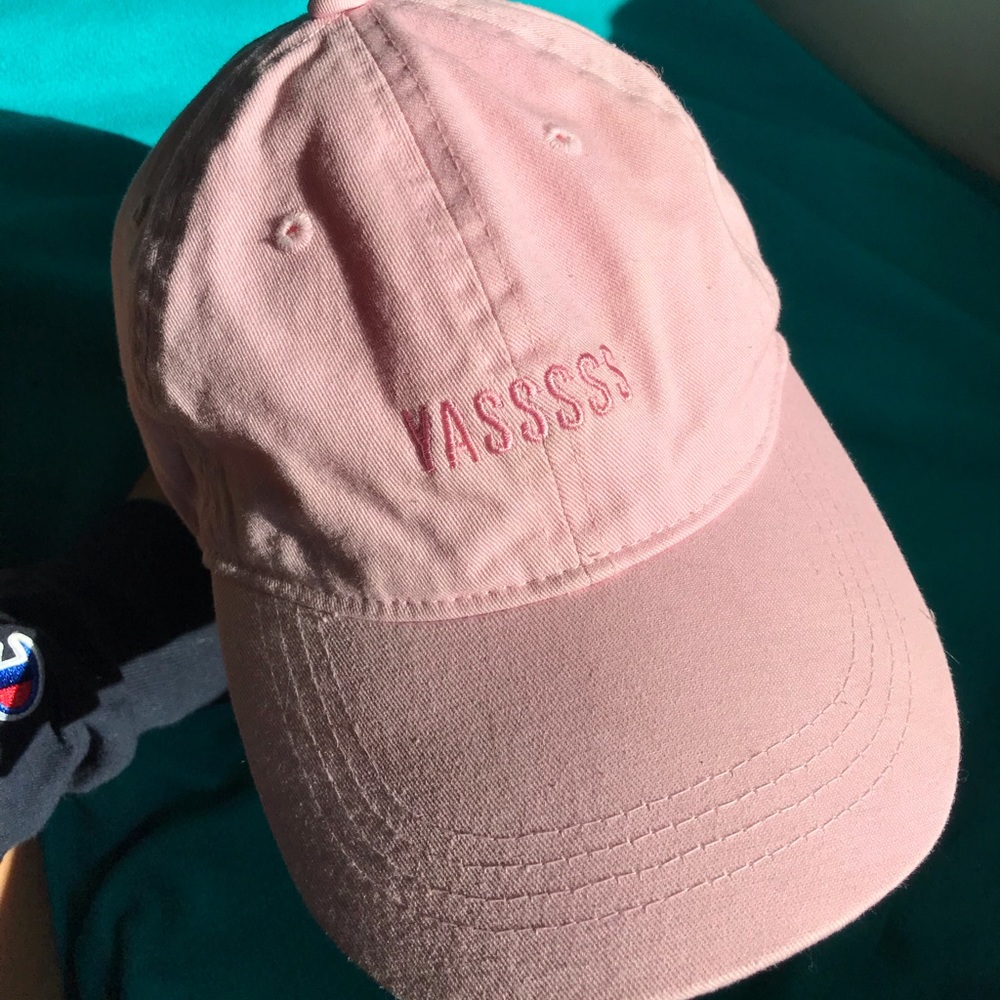 YASSSS embroidered baseball cap/hat! ⚾️💕